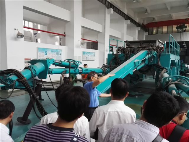 白发银丝映日月，丹心热血沃新花