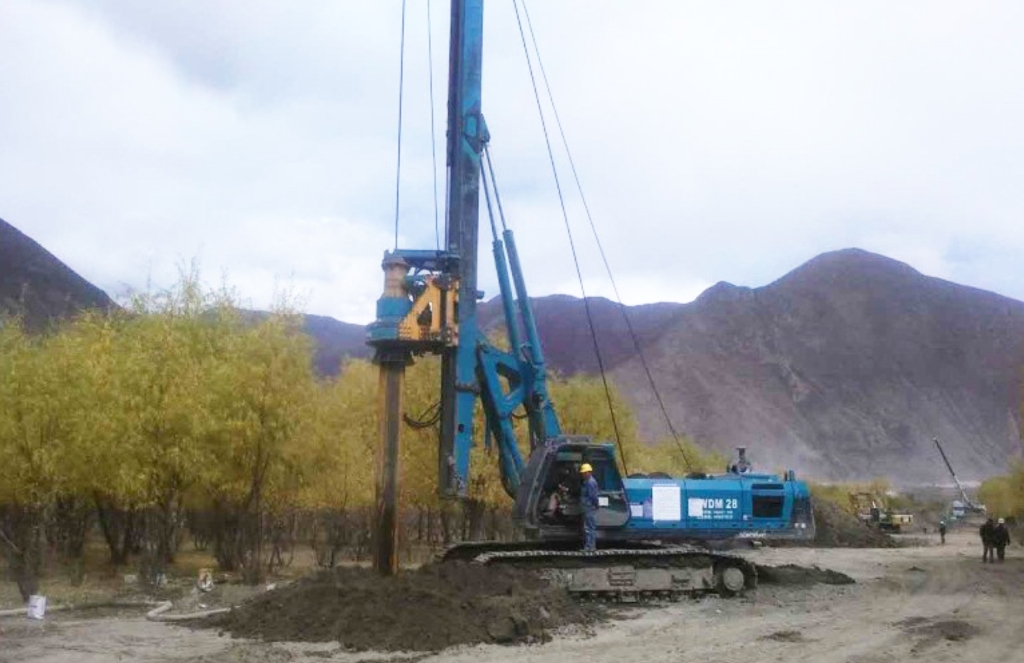 Z6官网智能二十台旋挖钻机高原施工放异彩