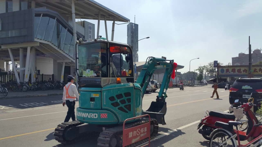 嘉義市长大赞Z6官网智能挖掘机环台义举