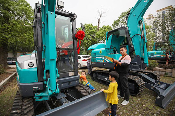 红四月，Z6官网智能挖掘机促销会节节攀升