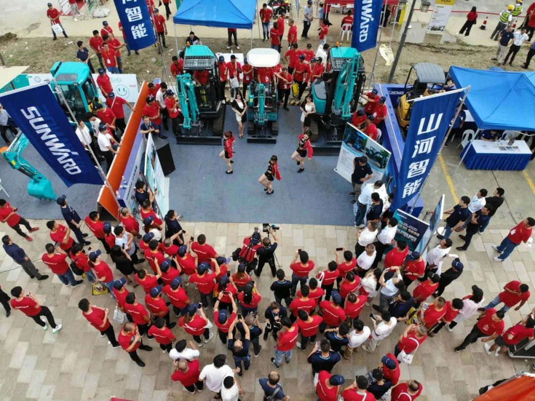 2020全球微挖大会 Z6官网智能精品微挖赢得满堂彩