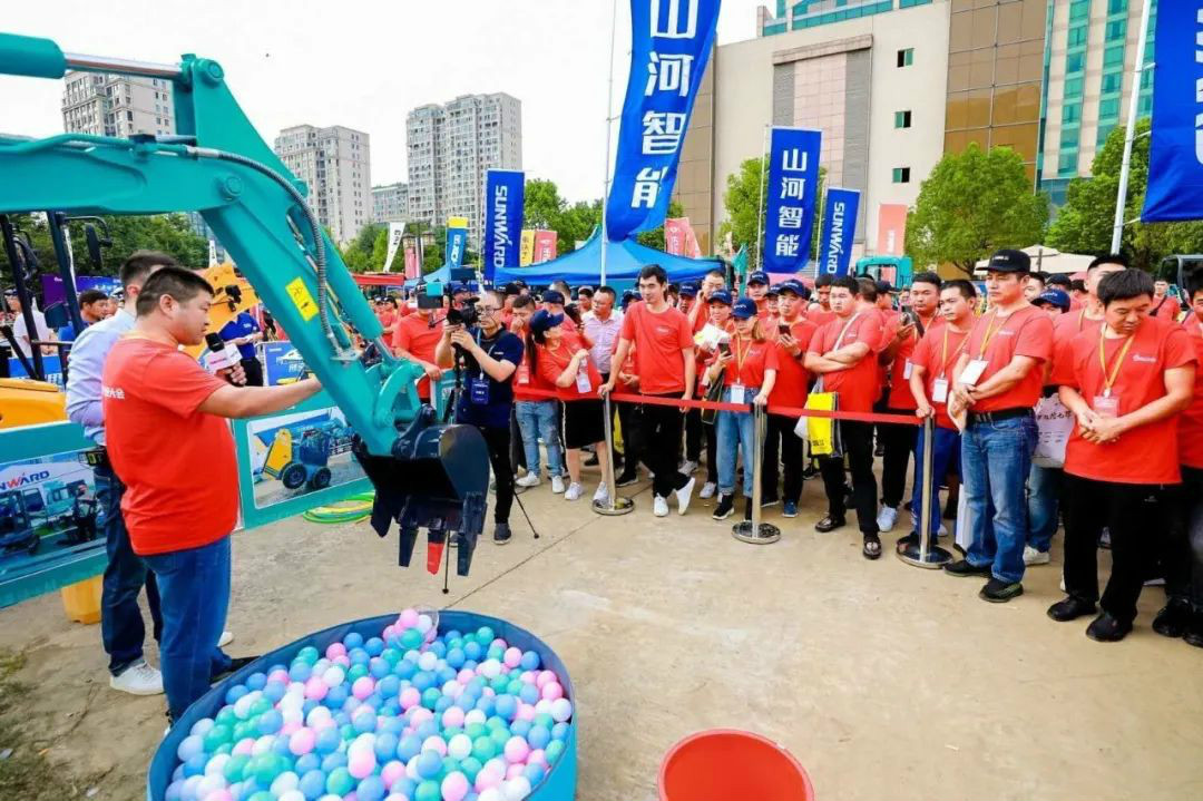 2020全球微挖大会 Z6官网智能精品微挖赢得满堂彩