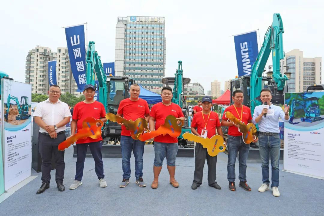 2020全球微挖大会 Z6官网智能精品微挖赢得满堂彩