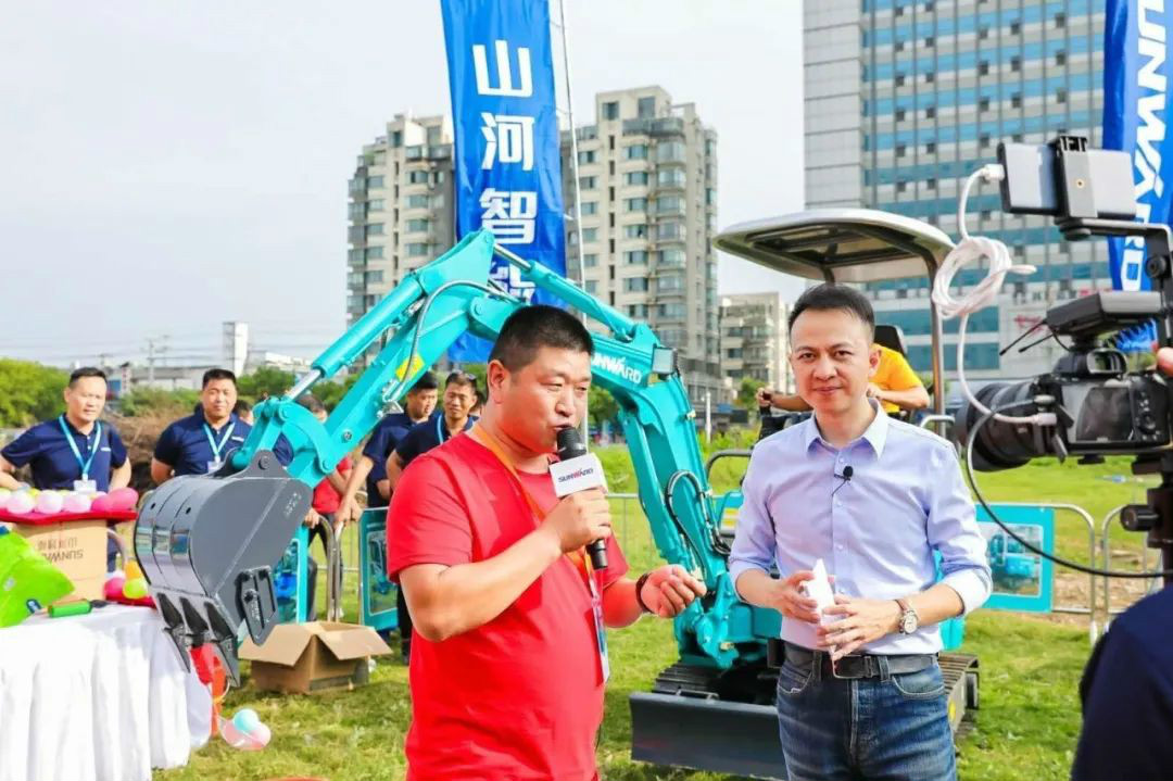 2020全球微挖大会 Z6官网智能精品微挖赢得满堂彩