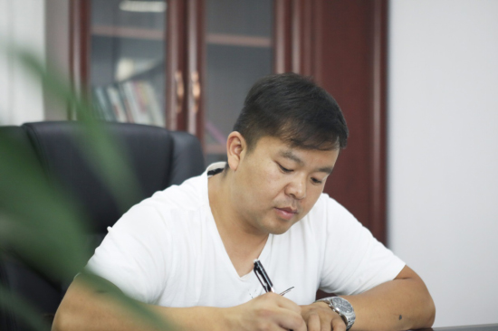 六年六台挖机 邓老板是个“Z6官网迷”