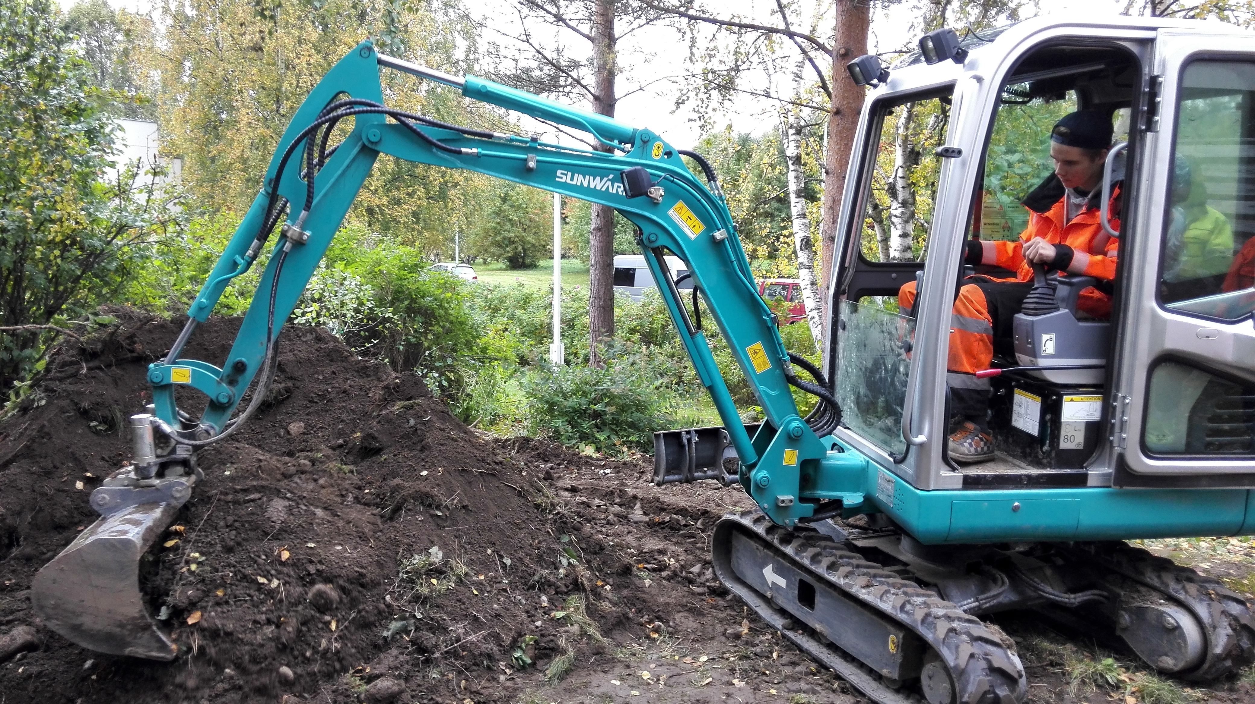 国产幼型挖掘机价值几多钱一台？