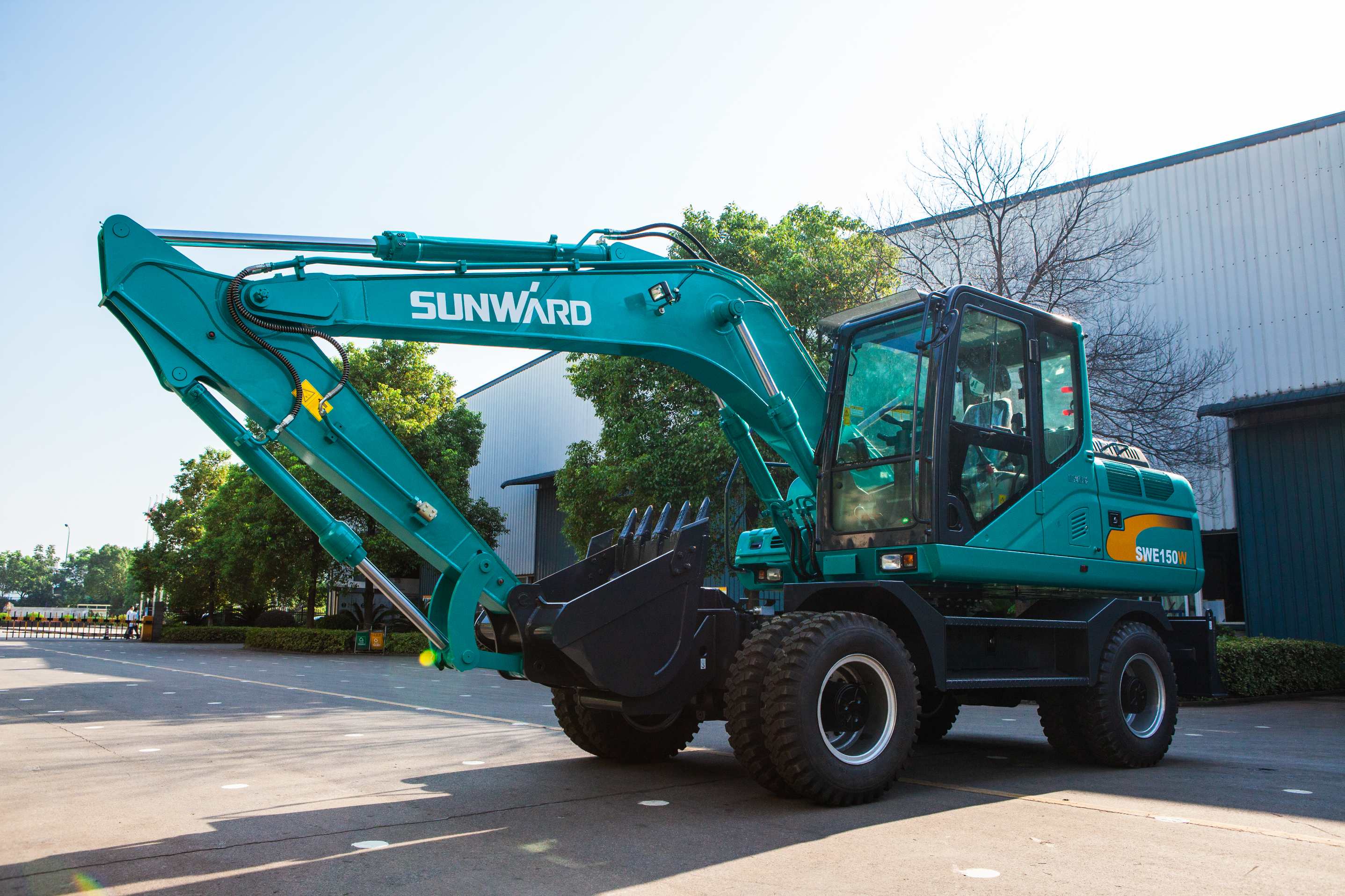 轮胎式挖掘机和履带式挖掘机，你更看好哪个？