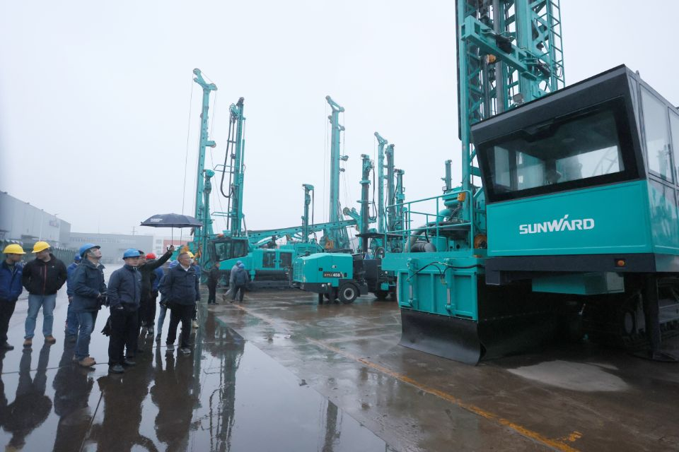 两种钻进模式+更大扭矩！Z6官网智能自主研造的全液压牙轮钻机下线