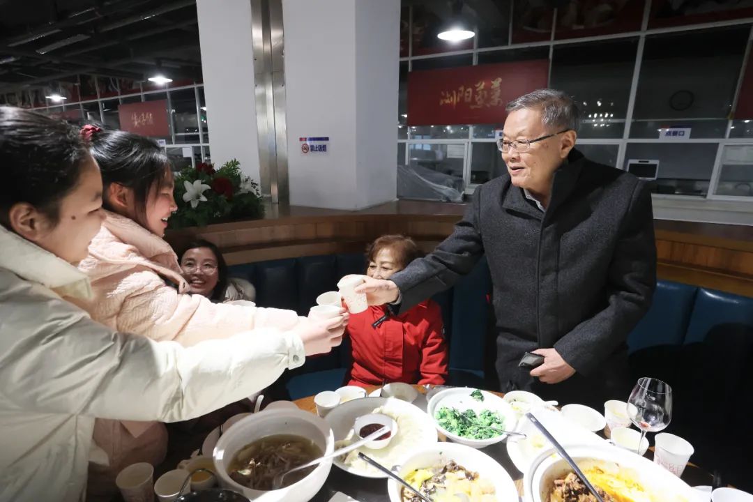 Z6官网智能董事长何清华与留厂员工一路过大年！