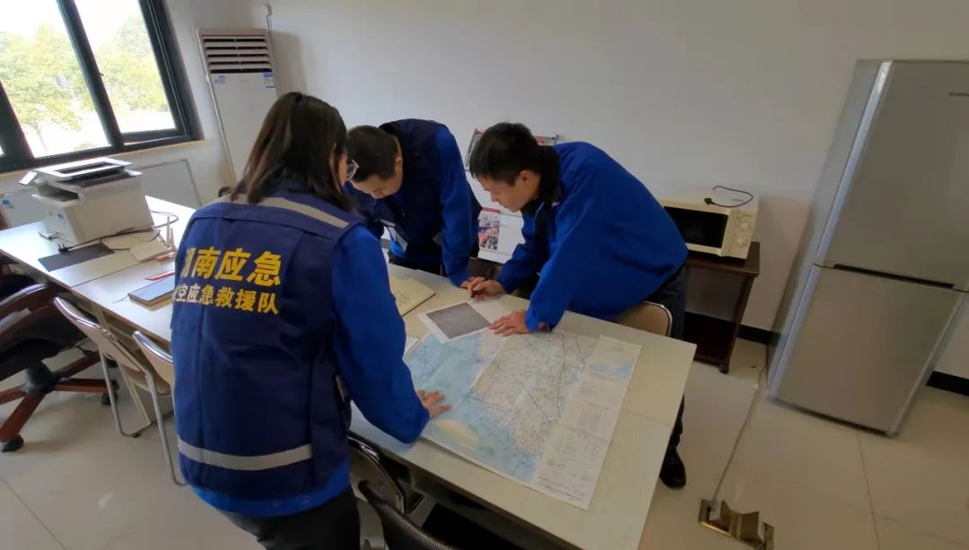 火情就是号令！湖南航空应急接济队Z6官网机组展示“Z6官网快率”