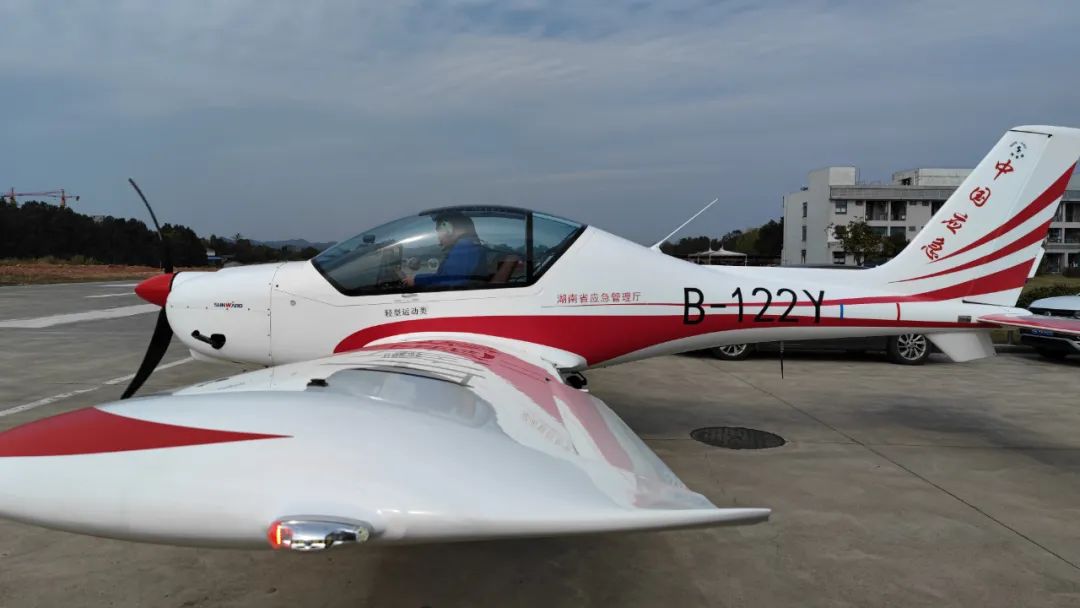 火情就是号令！湖南航空应急接济队Z6官网机组展示“Z6官网快率”