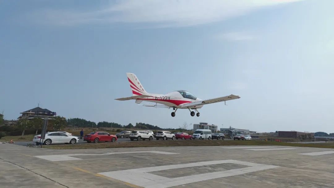 火情就是号令！湖南航空应急接济队Z6官网机组展示“Z6官网快率”