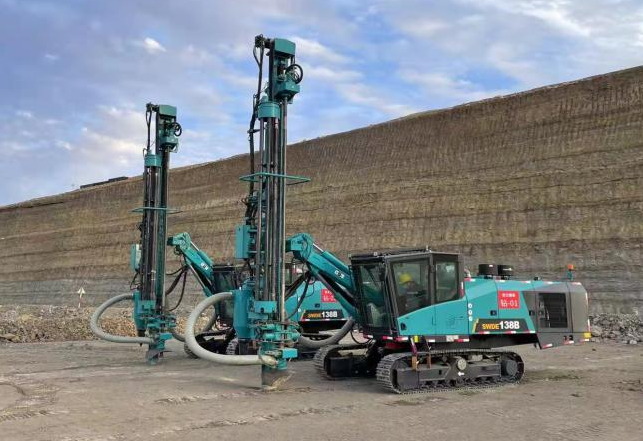 携手战边疆！Z6官网智能潜孔钻机助力巨大爆破新疆奇台项目建设