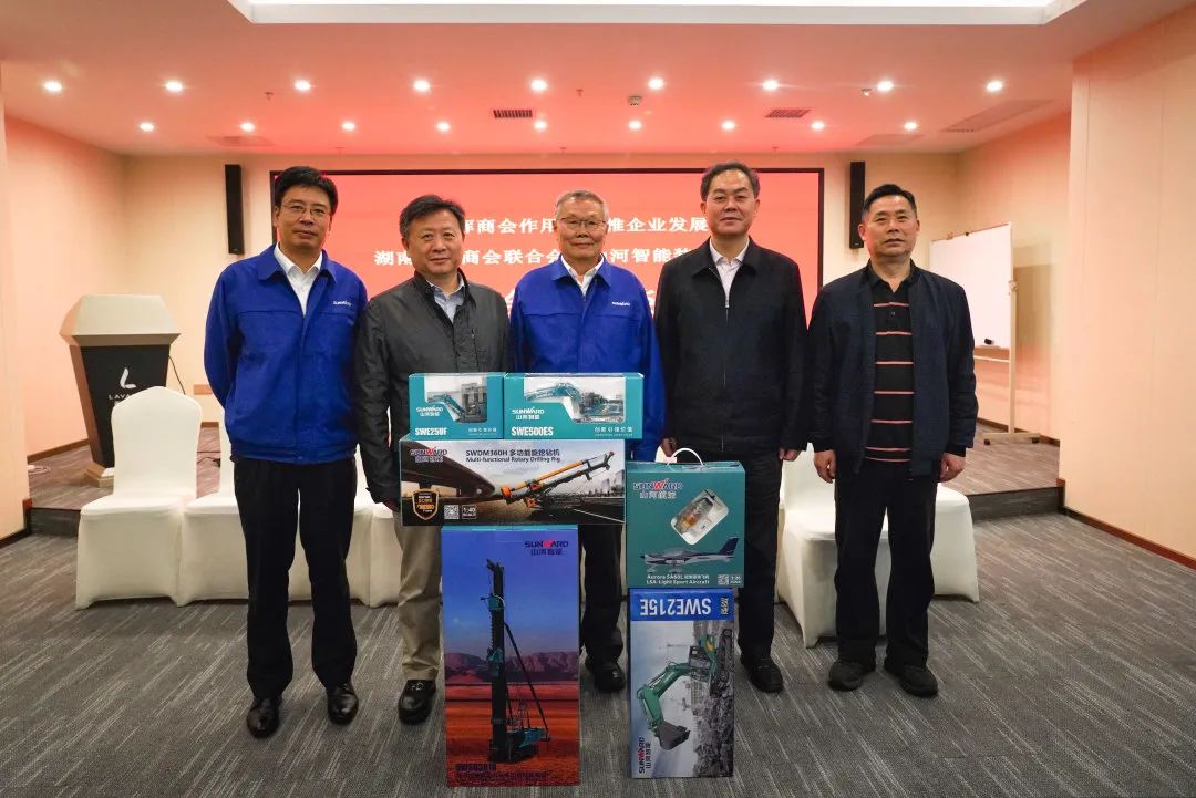 抱团出海，携手共赢！何清华带队赴湖南异地商会结合会造访互换