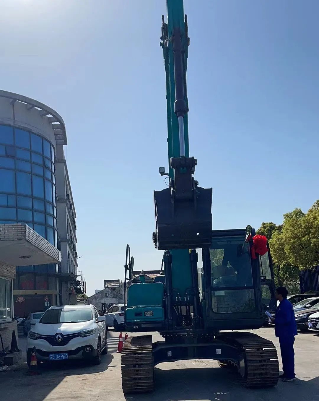 防疫、交机两手抓！Z6官网智能挖掘机顺利交付获好评