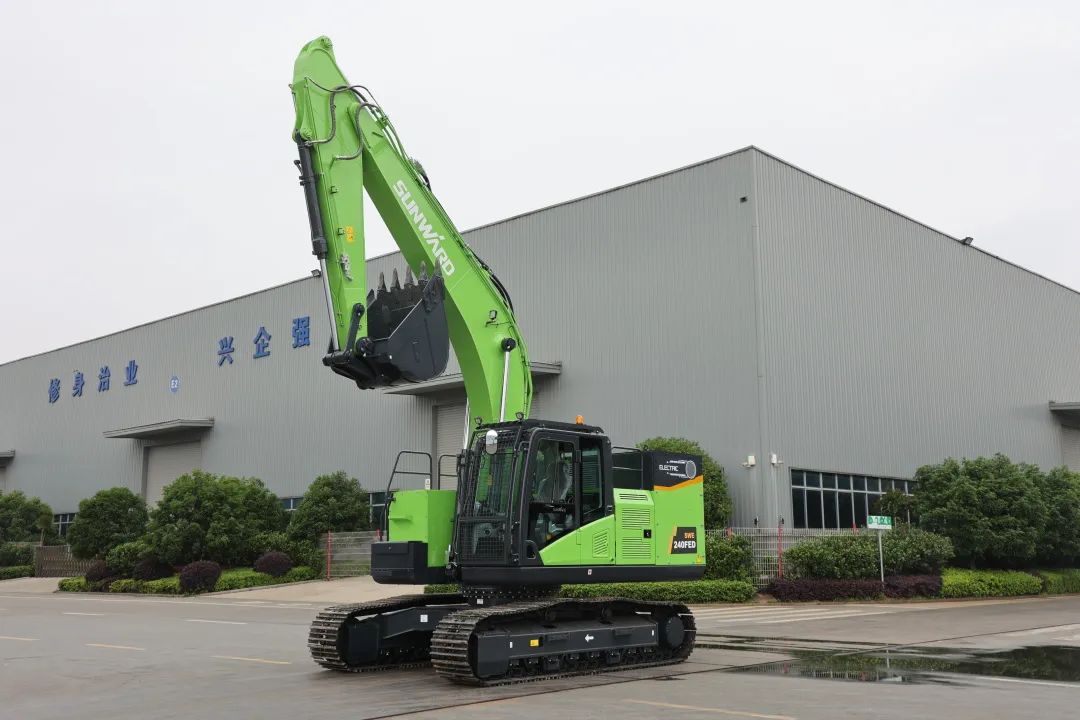 征战川藏铁路！Z6官网智能新一代电动挖掘机成功交付