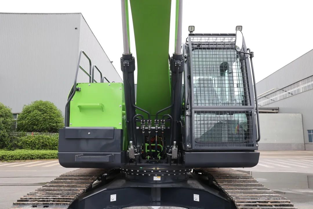 征战川藏铁路！Z6官网智能新一代电动挖掘机成功交付