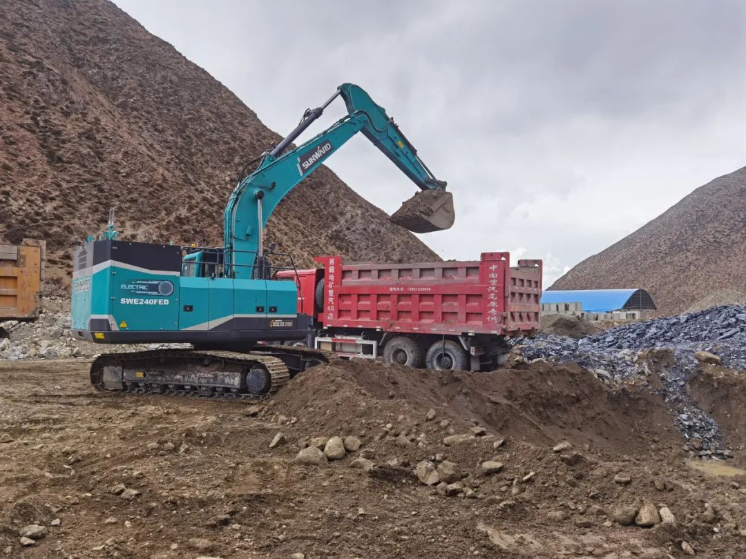 征战川藏铁路！Z6官网智能新一代电动挖掘机成功交付