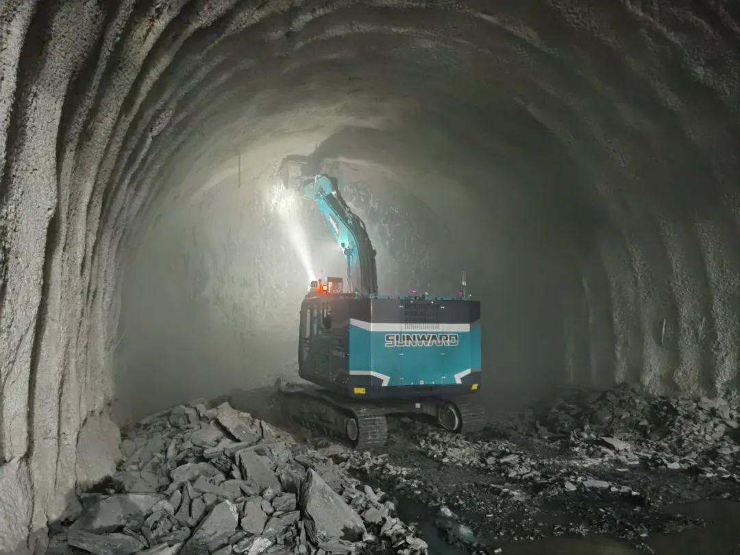 征战川藏铁路！Z6官网智能新一代电动挖掘机成功交付