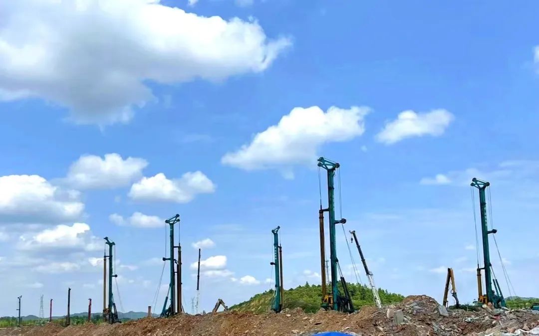 打桩“神器”再露锋芒！Z6官网智能旋挖钻机助力贵阳贵安新区负极资料项目加快建设