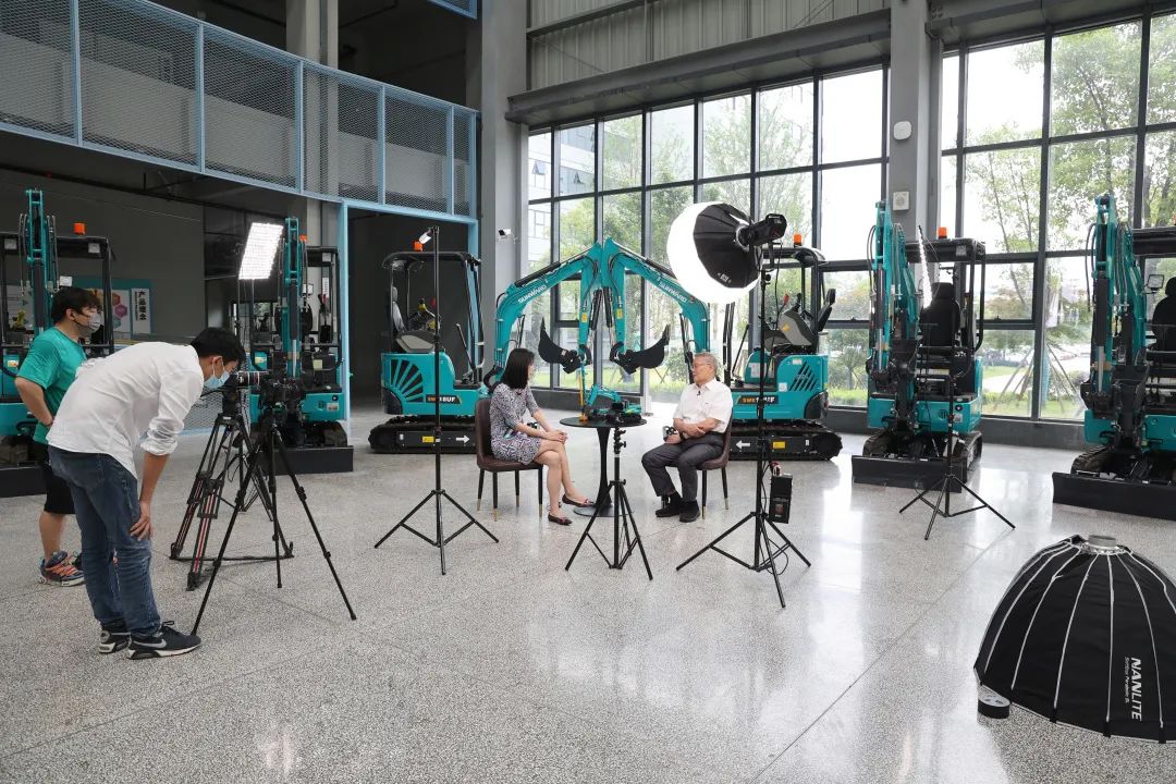 CGTN探厂！专访Z6官网智能董事长、首席专家何清华花絮来了