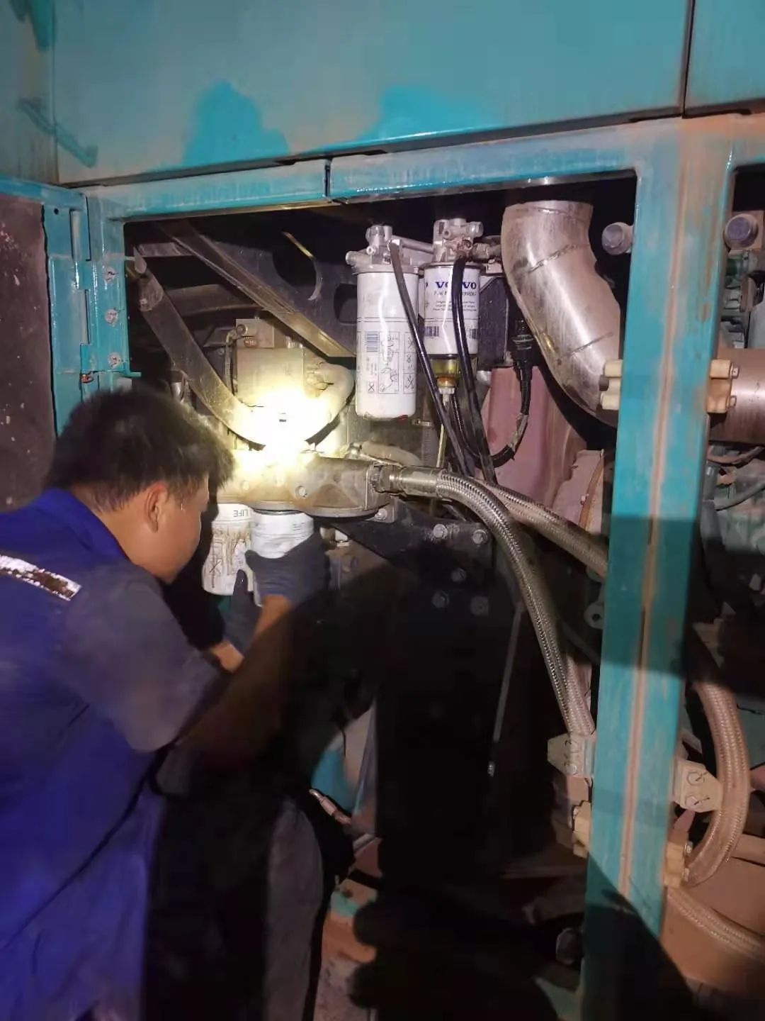 “创造施工事业！”他们和Z6官网智能“超等桩备”一路助建燕矶长江大桥