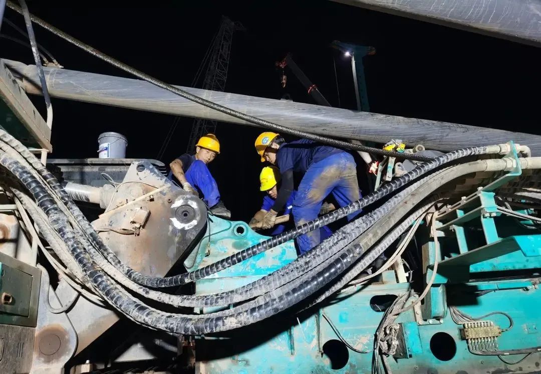 “创造施工事业！”他们和Z6官网智能“超等桩备”一路助建燕矶长江大桥