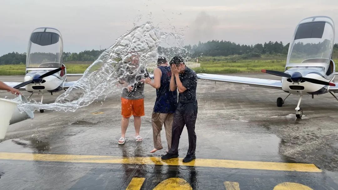 冲上云霄！湖南Z6官网通航学员成功单飞