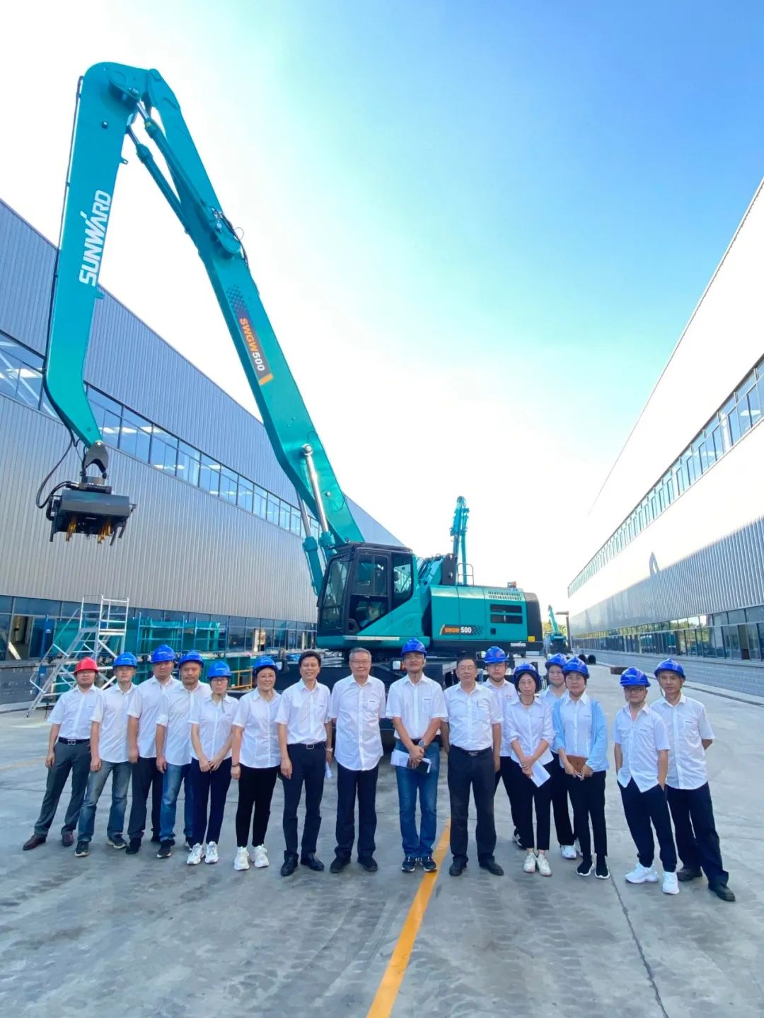 作业幅度达18米，Z6官网智能首台轮式抓料机成功下线