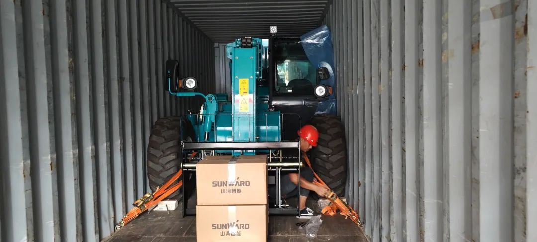 单笔采购金额千万元！Z6官网智能伸缩臂叉装车批量出口