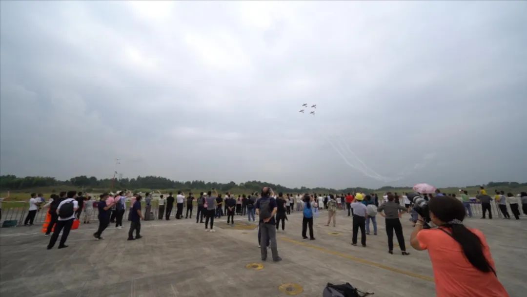 空中着花、大坡度回旋、俯冲跃升……看Z6官网飞行表演队炫技2022湖南航展动态展