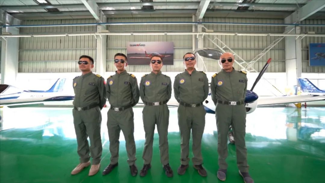 空中着花、大坡度回旋、俯冲跃升……看Z6官网飞行表演队炫技2022湖南航展动态展