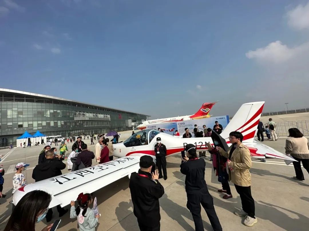 逆势飞舞！Z6官网航空携手合作同伴亮相2022南昌飞行大会