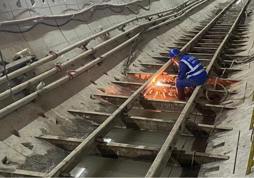 再传喜报！中铁Z6官网盾构机顺利贯通深圳地铁3号低碳站～坪西站左线