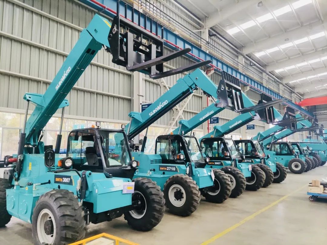 “兔飞猛进”添新品！Z6官网智能两款伸缩臂叉装车同时下线