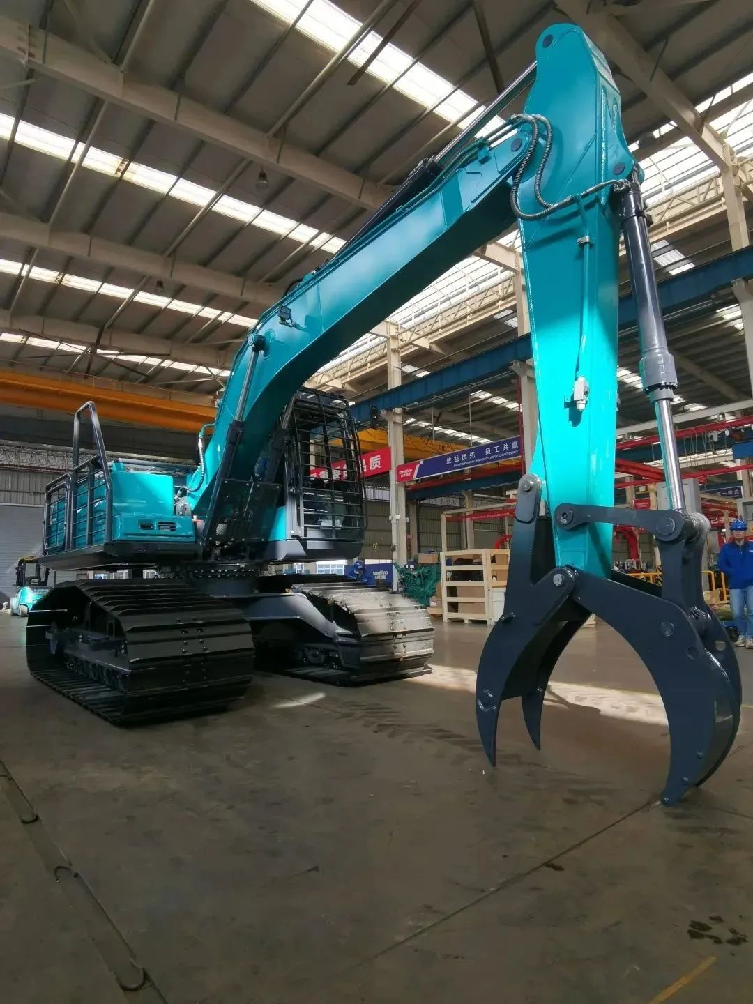 跋山涉水，称霸“武林”！Z6官网智能首款中型林业挖掘机成功下线