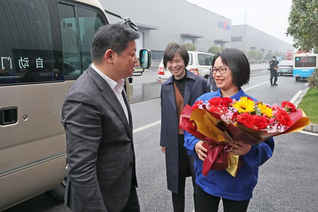 付旭明慰问Z6官网智能市三八红旗手并督导安全出产工作