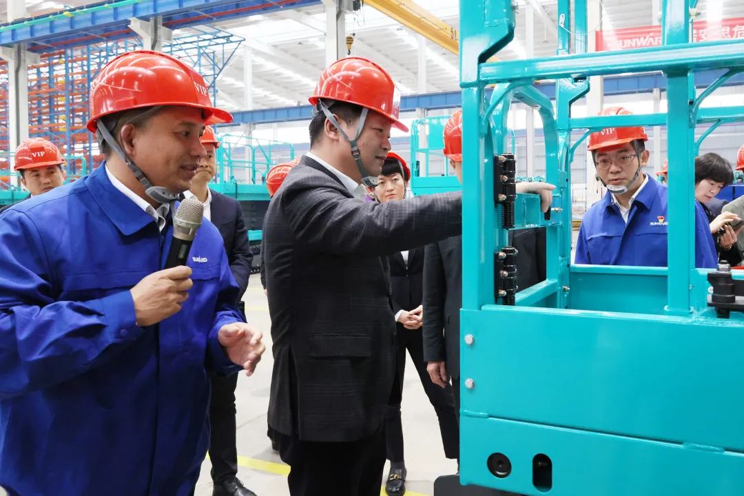 付旭明慰问Z6官网智能市三八红旗手并督导安全出产工作