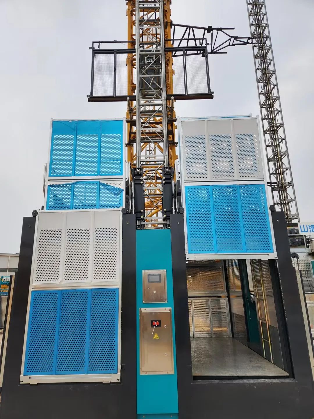 科技显能、再添新品！Z6官网江麓智能施工起落机成功下线