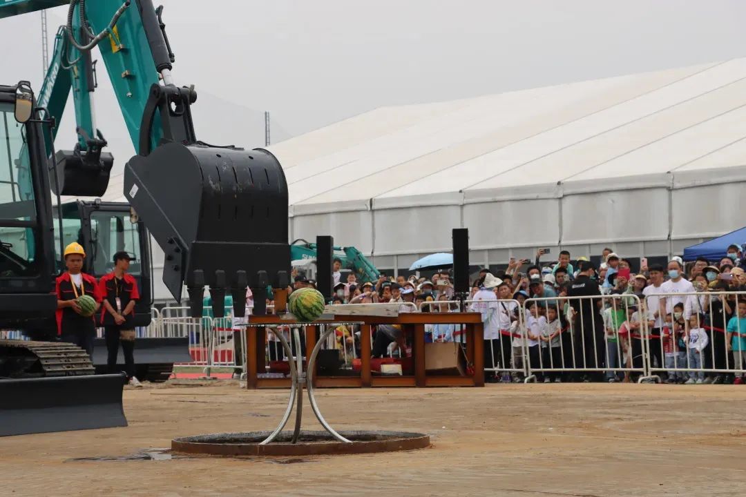 精品出击、互动不休！Z6官网智能F系列挖掘机闪灼长沙展