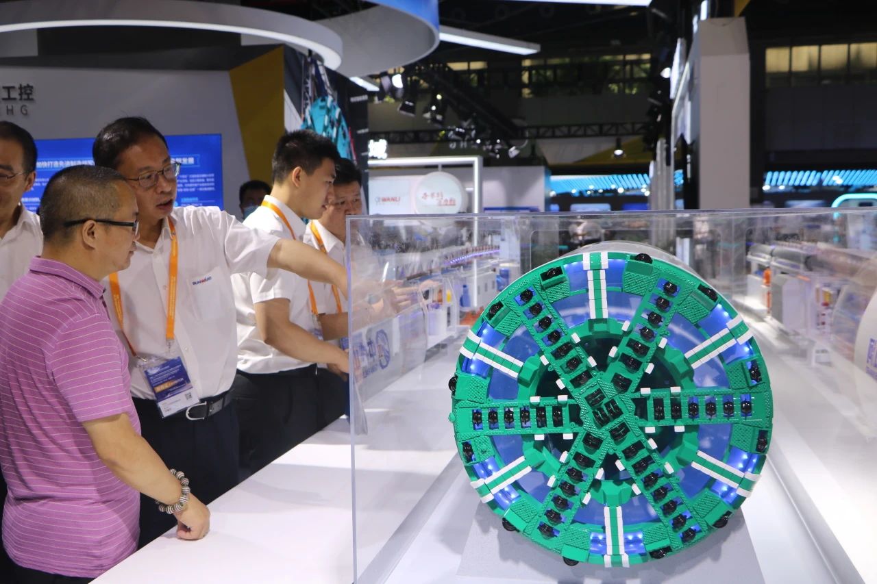 中铁Z6官网亮相首届广州大湾区国际轨路交通产业发展论坛暨展览会