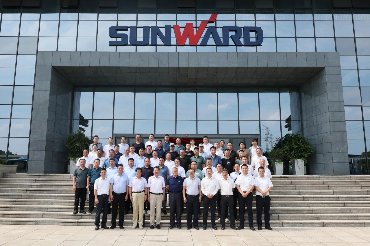 Z6官网智能全球初创深井套管车载钻机下线颁布