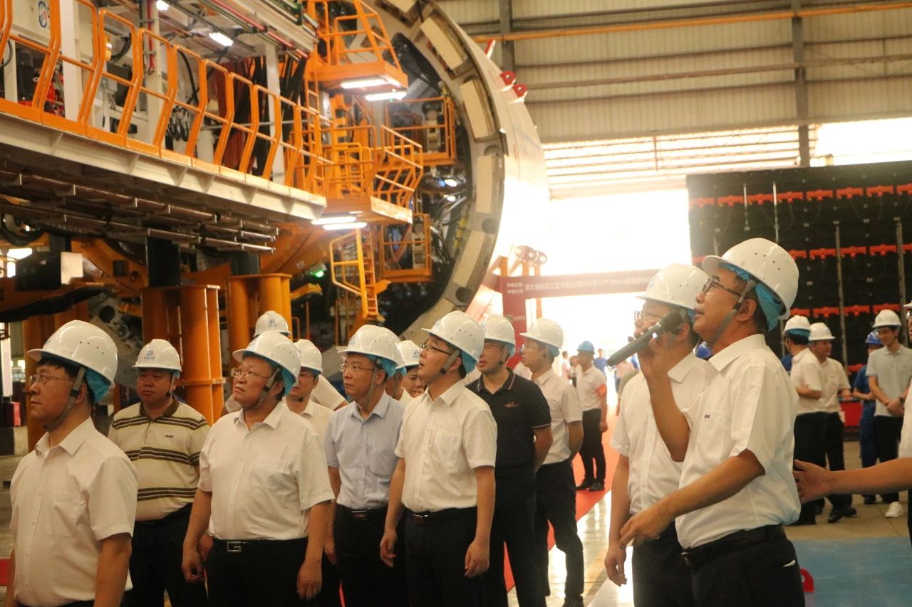 中铁Z6官网粤港澳大湾区首台大直径双模盾构机成功下线