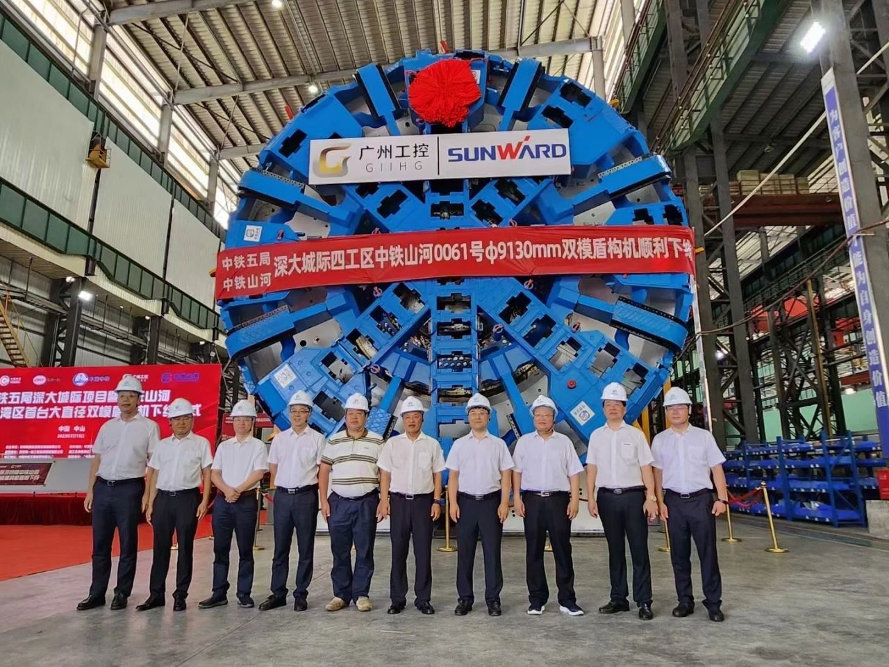 中铁Z6官网粤港澳大湾区首台大直径双模盾构机成功下线