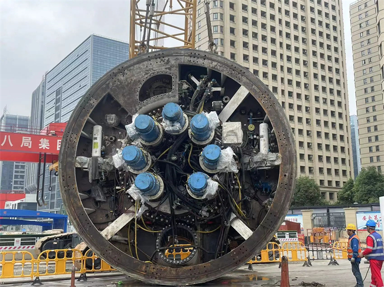 首战华东市。≈刑鶽6官网杭德市域铁路工程地莫区间左线盾构机顺利始发