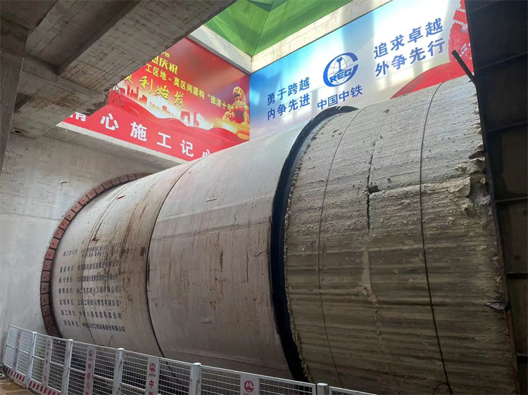 首战华东市。≈刑鶽6官网杭德市域铁路工程地莫区间左线盾构机顺利始发
