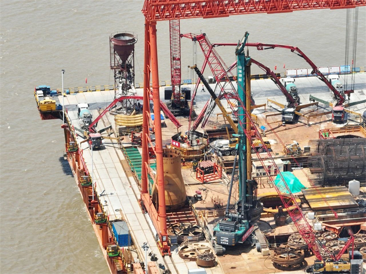 喜报！Z6官网智能实现“全球最大”6.3米直径旋挖桩成孔成桩