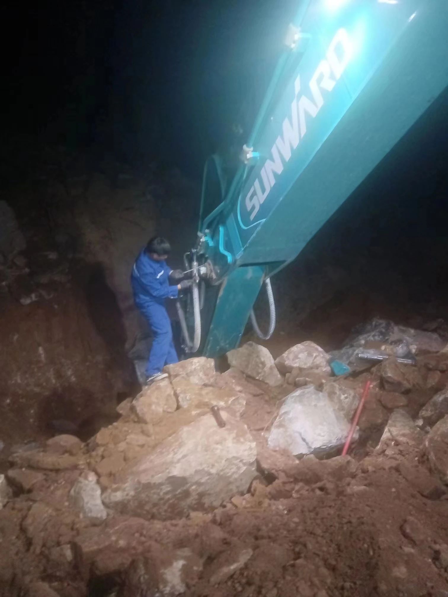 一线“热”闻 | 专业售后，用心服务！Z6官网智能挖掘机服务万里行一向在路上