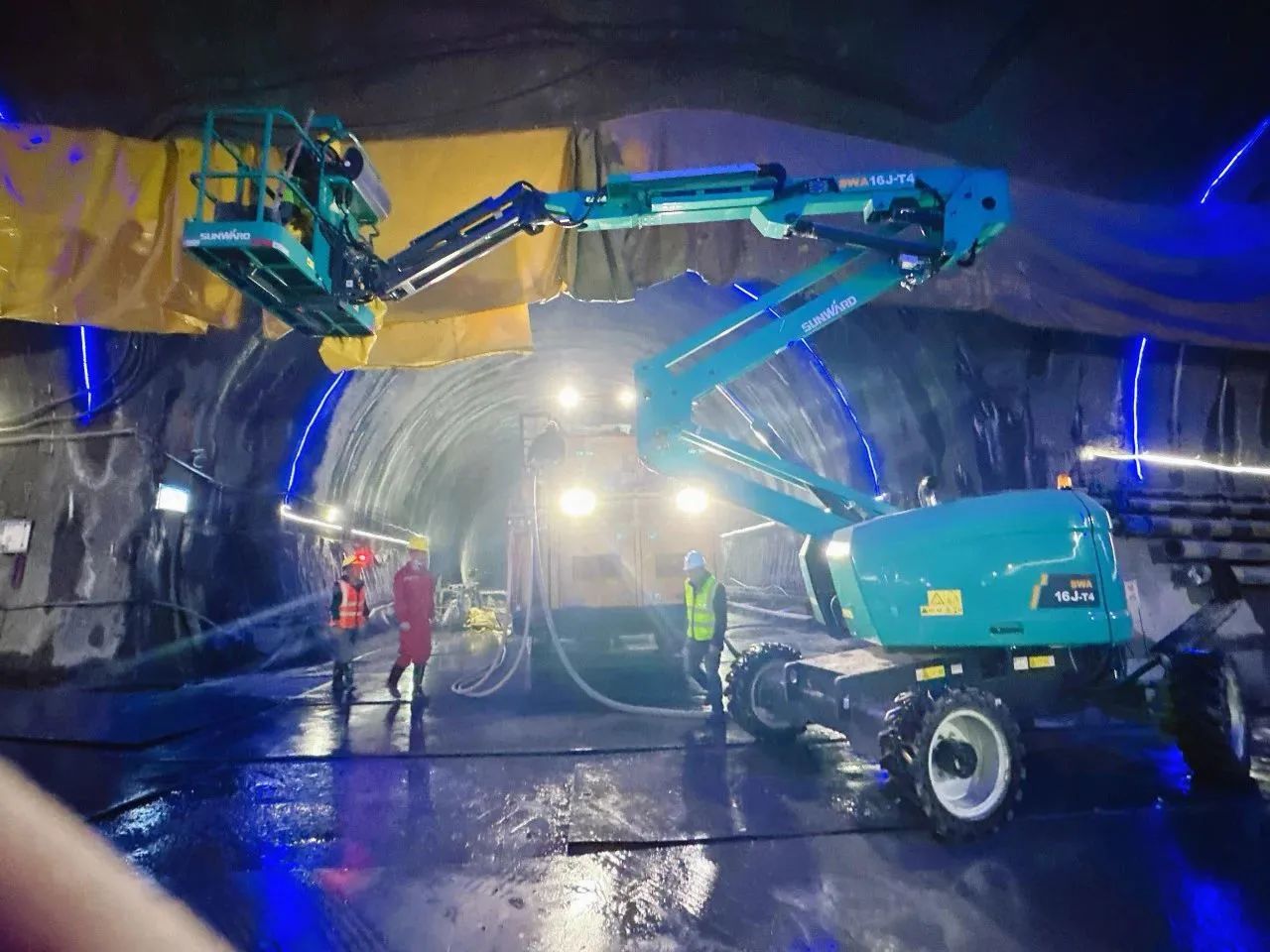 不惧高海拔挑战！Z6官网智能高空机械实力助建川藏铁路