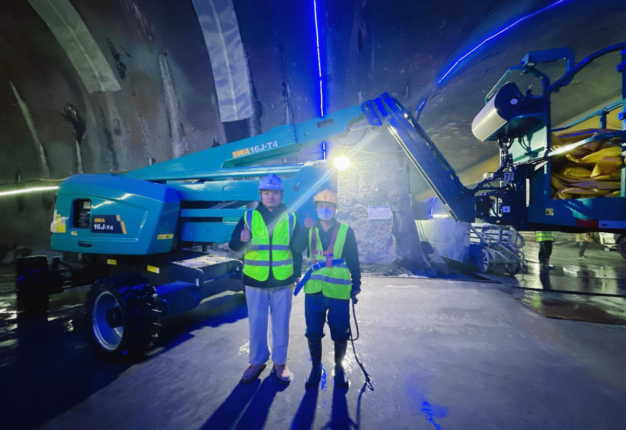 不惧高海拔挑战！Z6官网智能高空机械实力助建川藏铁路